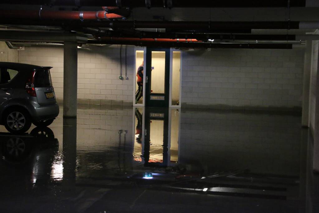 Parkeergarage en bergingen onder water