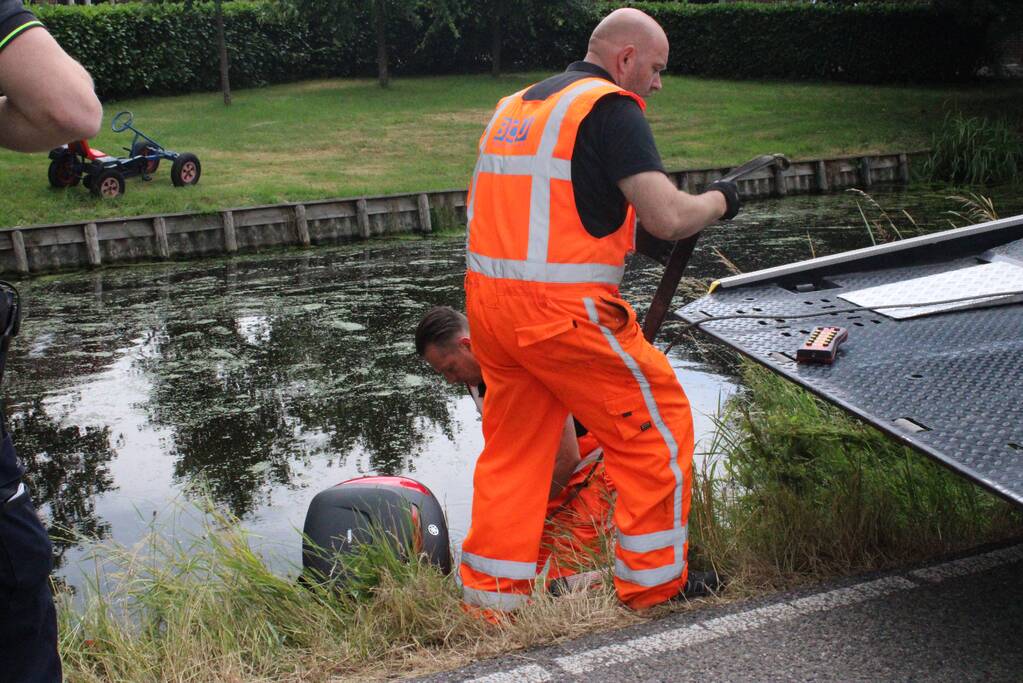 Motorrijder belandt met motor in water