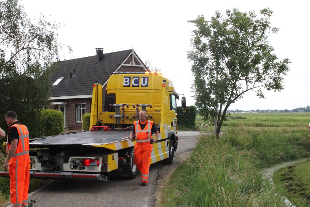 Motorrijder belandt met motor in water