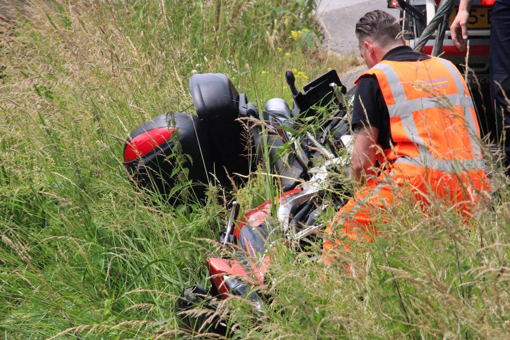 Motorrijder belandt met motor in water