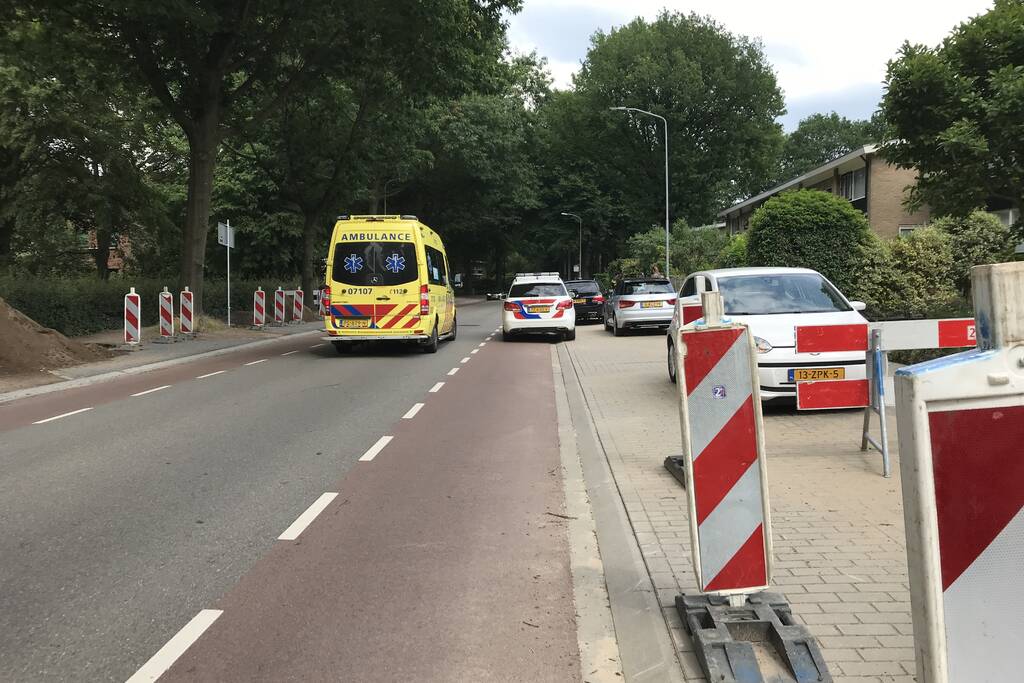 Vrouw uitgegleden met brommer en raakt gewond