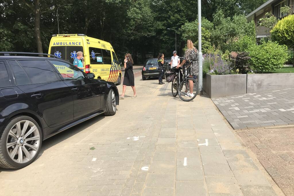 Vrouw uitgegleden met brommer en raakt gewond