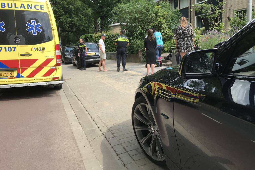 Vrouw uitgegleden met brommer en raakt gewond