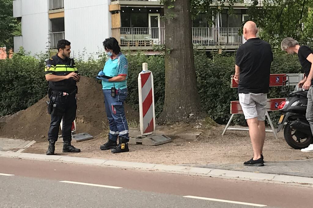 Vrouw uitgegleden met brommer en raakt gewond