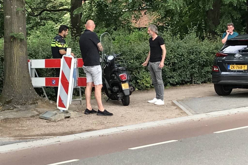 Vrouw uitgegleden met brommer en raakt gewond