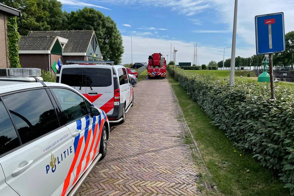 Hulpdiensten halen overleden persoon uit water
