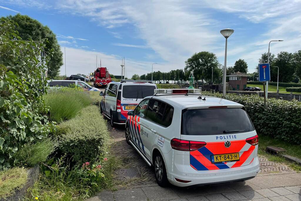 Hulpdiensten halen overleden persoon uit water