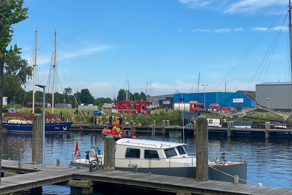 Hulpdiensten halen overleden persoon uit water