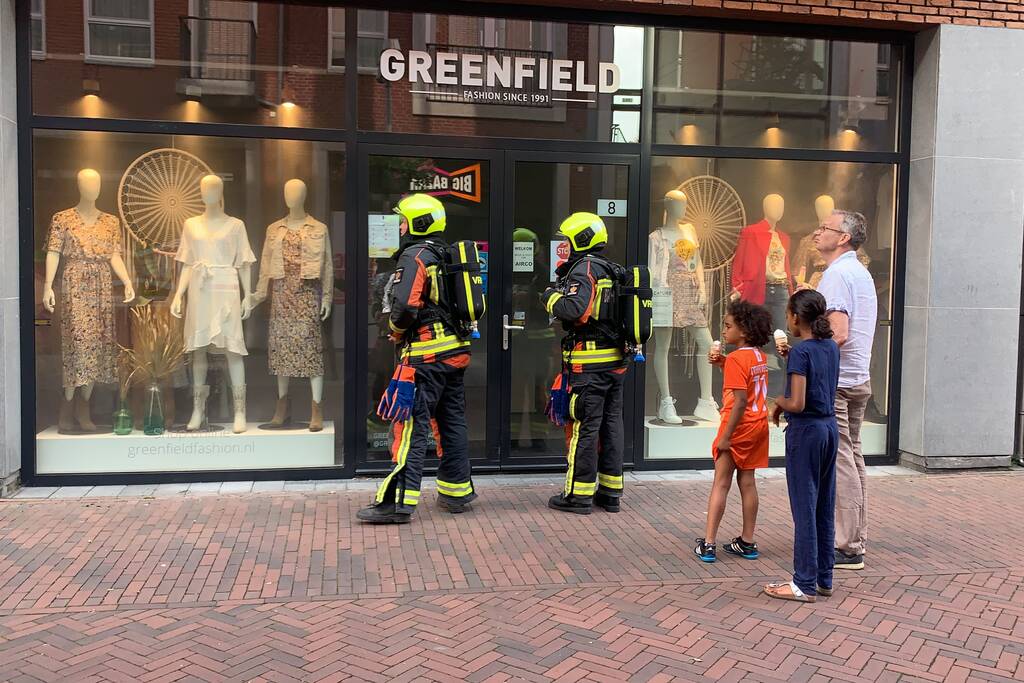 Winkel vol rook door mistgenerator