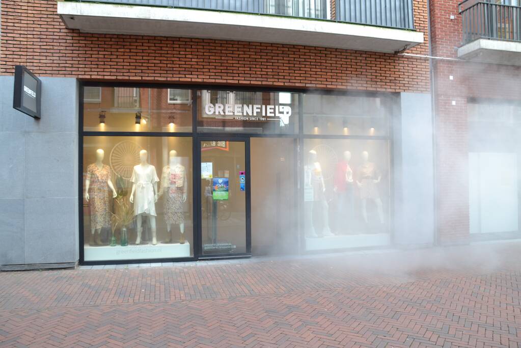 Winkel vol rook door mistgenerator