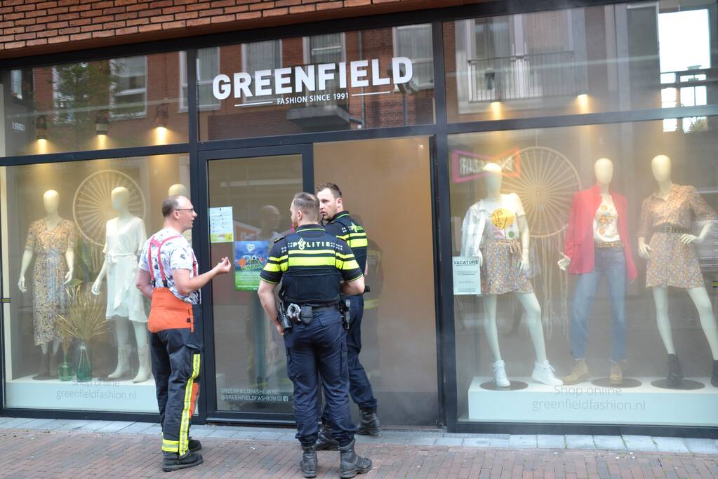 Winkel vol rook door mistgenerator