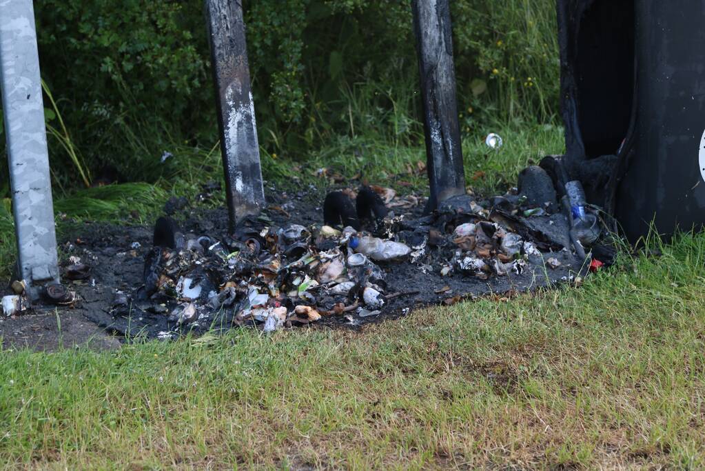 Brand in afvalbakken snel geblust