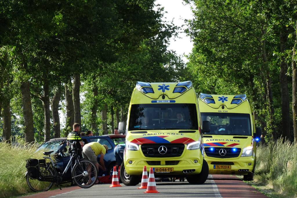 Vier gewonden na botsing tegen boom