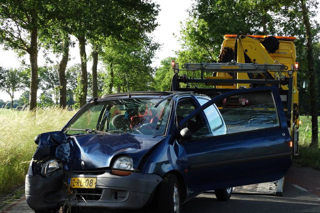 Vier gewonden na botsing tegen boom