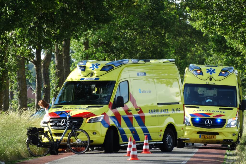 Vier gewonden na botsing tegen boom