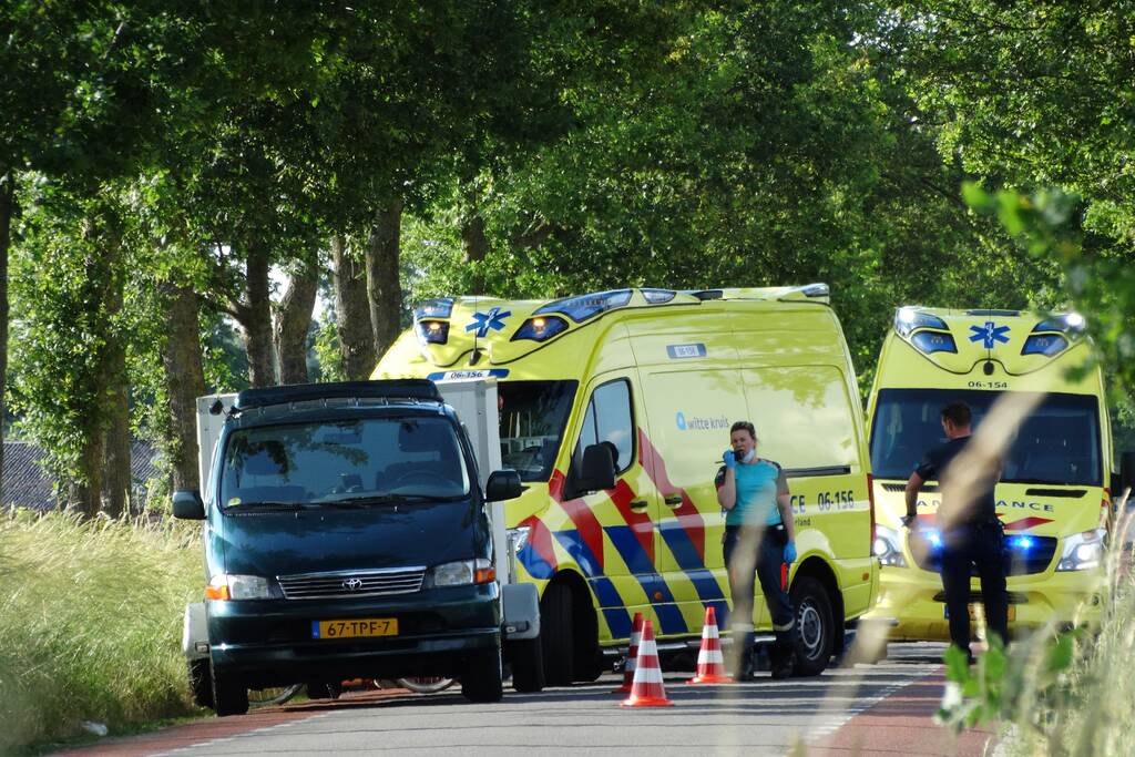 Vier gewonden na botsing tegen boom