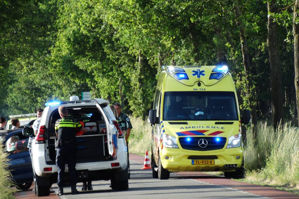 Vier gewonden na botsing tegen boom