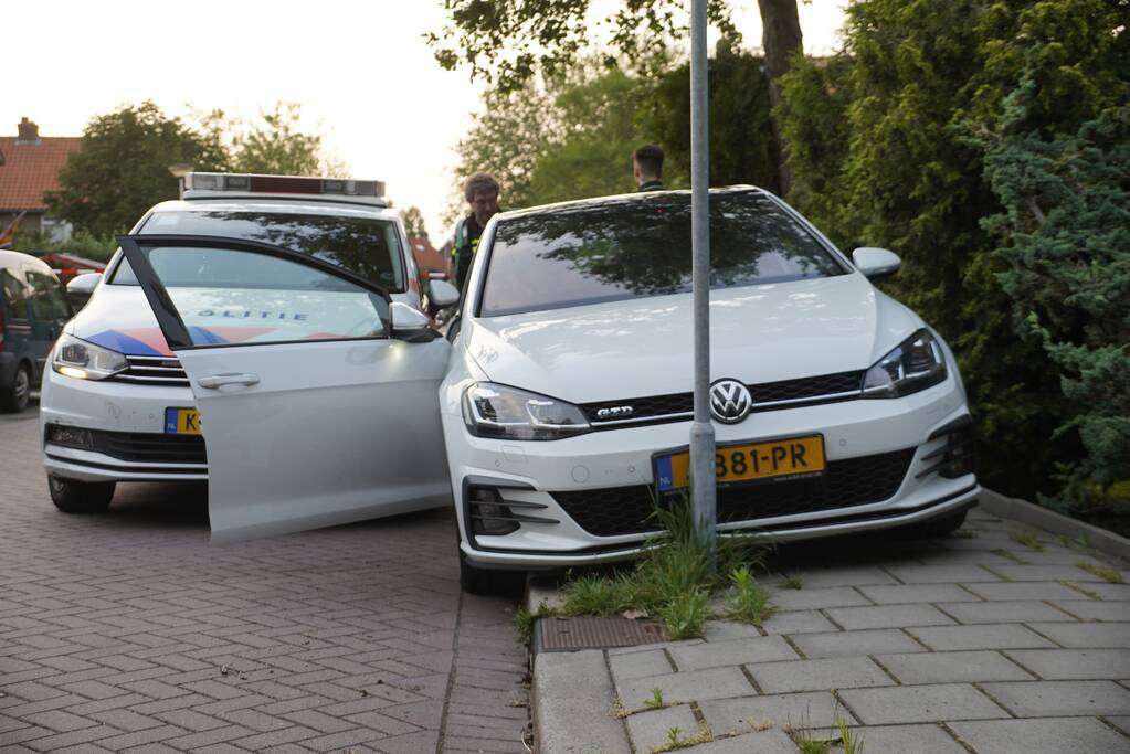 Auto knalt op paal bij achtervolging