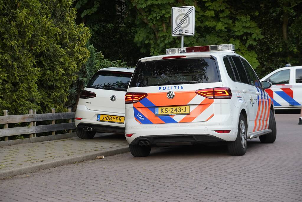 Auto knalt op paal bij achtervolging