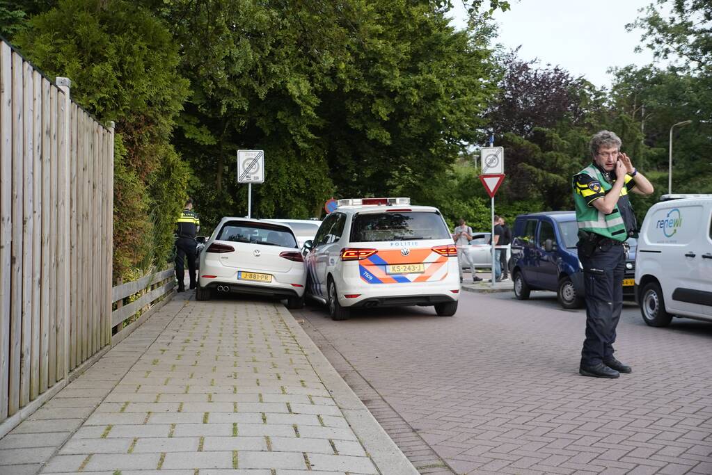 Auto knalt op paal bij achtervolging