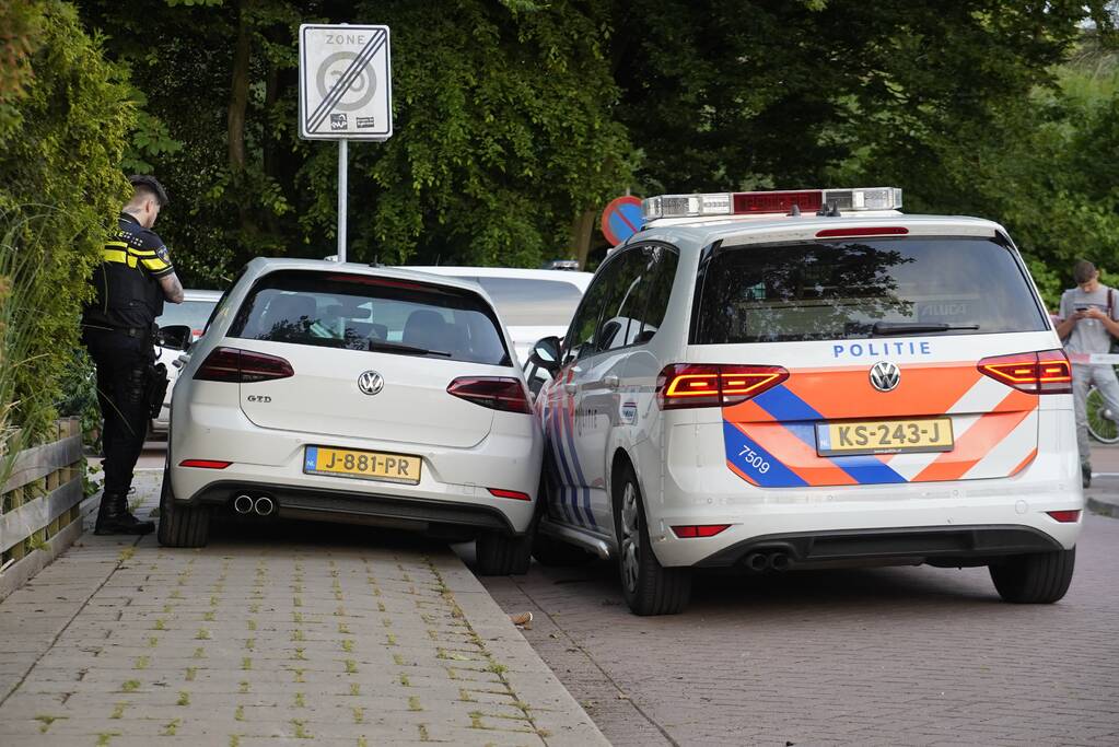 Auto knalt op paal bij achtervolging