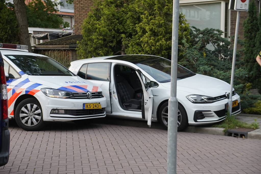 Auto knalt op paal bij achtervolging