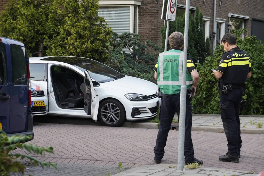 Auto knalt op paal bij achtervolging