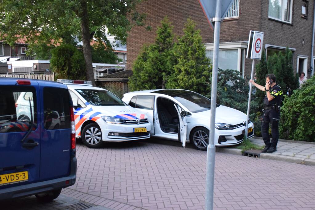 Auto knalt op paal bij achtervolging