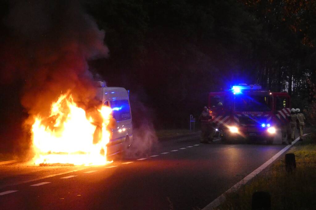Bestelbus verwoest door brand