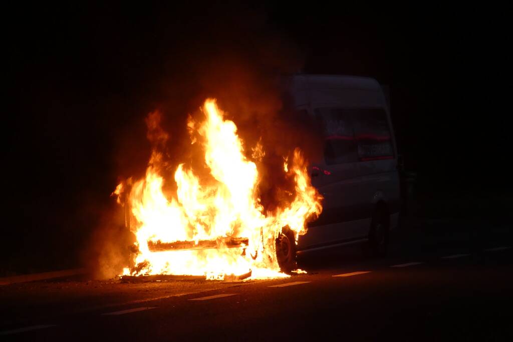 Bestelbus verwoest door brand