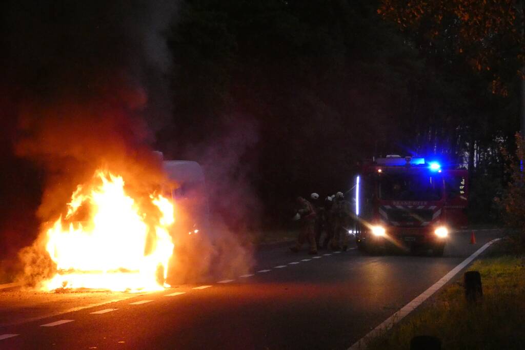 Bestelbus verwoest door brand