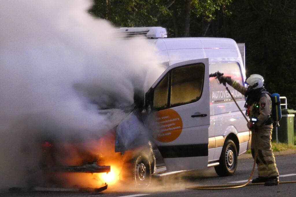 Bestelbus verwoest door brand