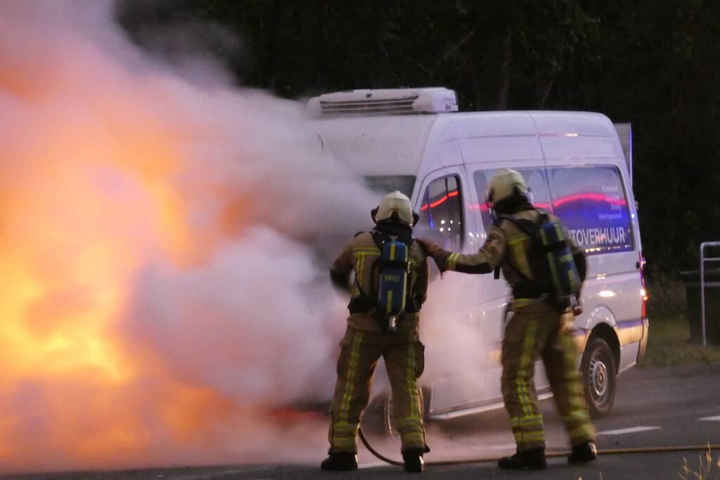 Bestelbus verwoest door brand