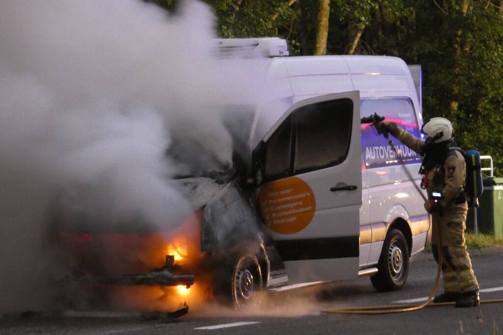 Bestelbus verwoest door brand
