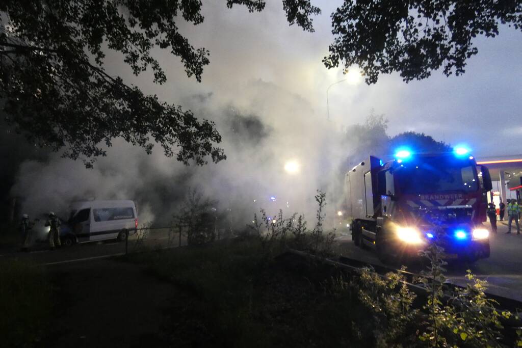 Bestelbus verwoest door brand