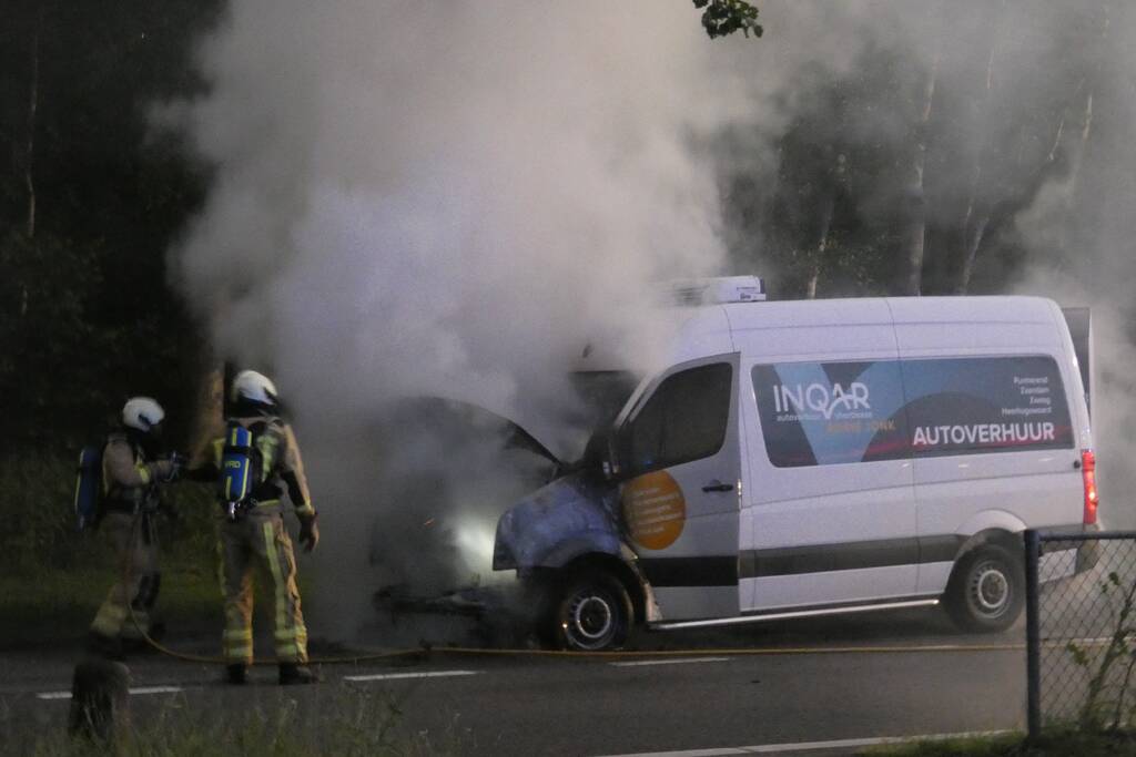 Bestelbus verwoest door brand