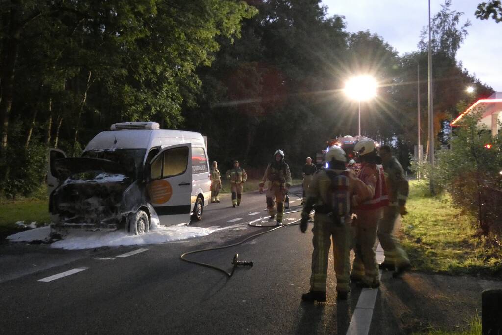 Bestelbus verwoest door brand
