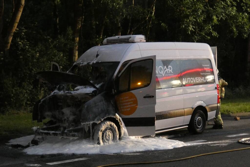 Bestelbus verwoest door brand