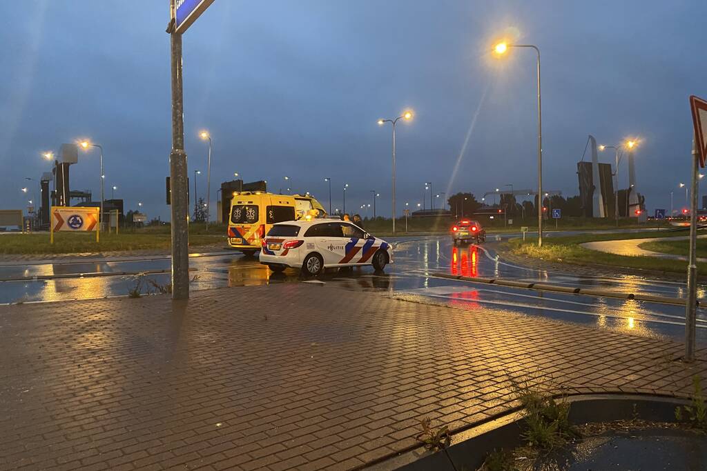Persoon gewond van rotonde gehaald