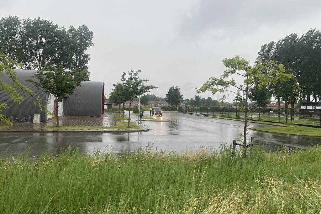 Persoon gewond van rotonde gehaald