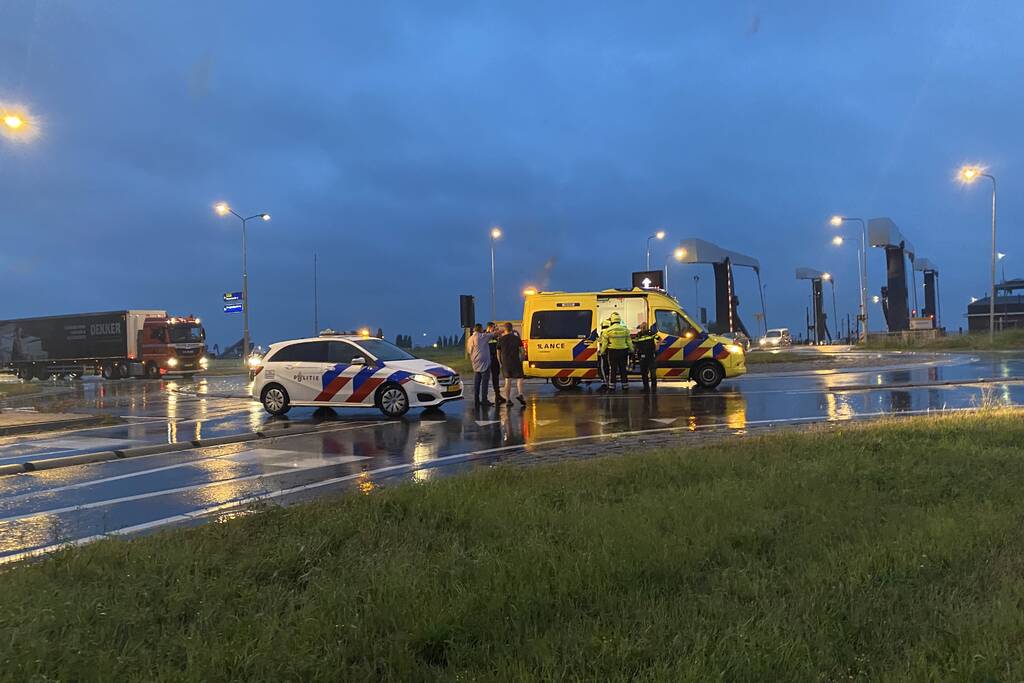 Persoon gewond van rotonde gehaald