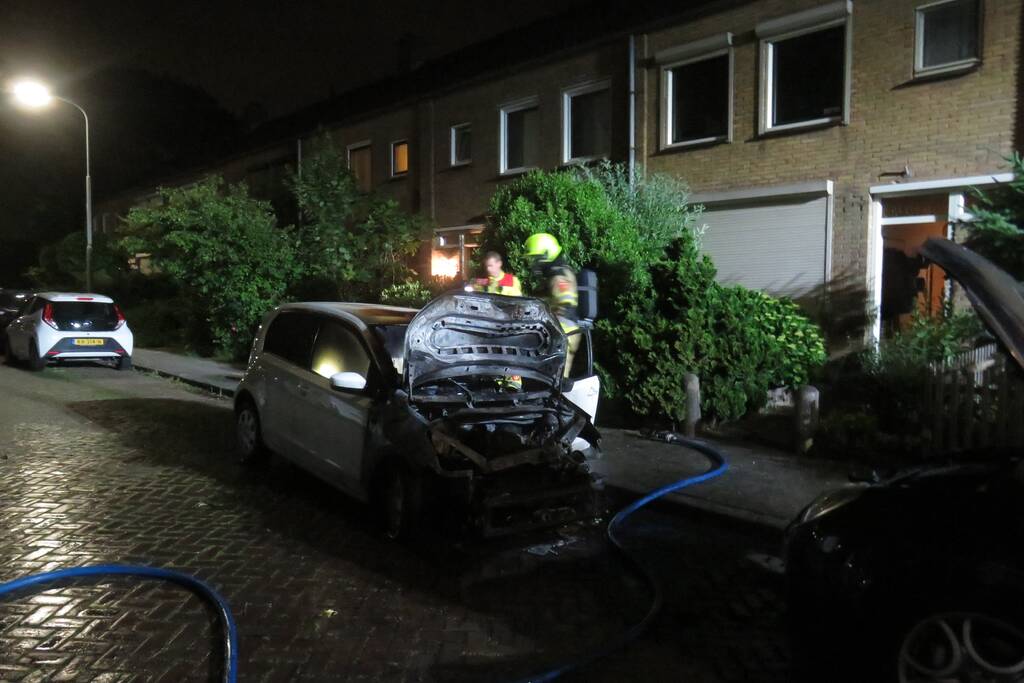 Twee auto's door brand verwoest