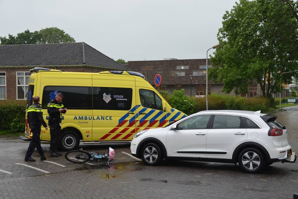Jongeman gewond bij botsing met auto