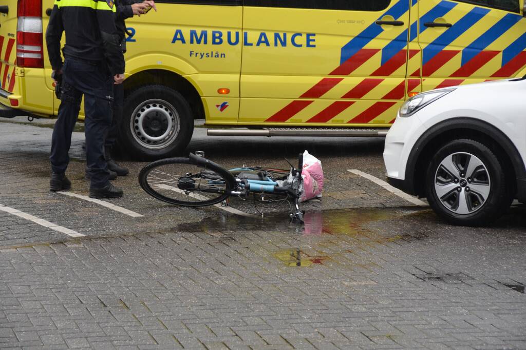 Jongeman gewond bij botsing met auto