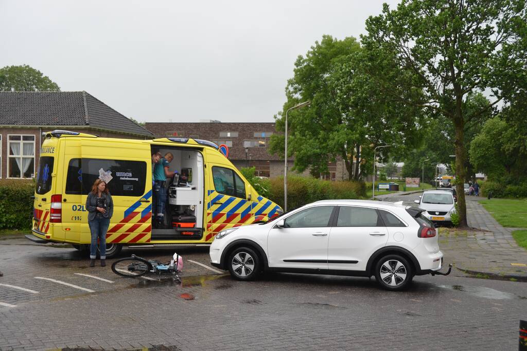 Jongeman gewond bij botsing met auto