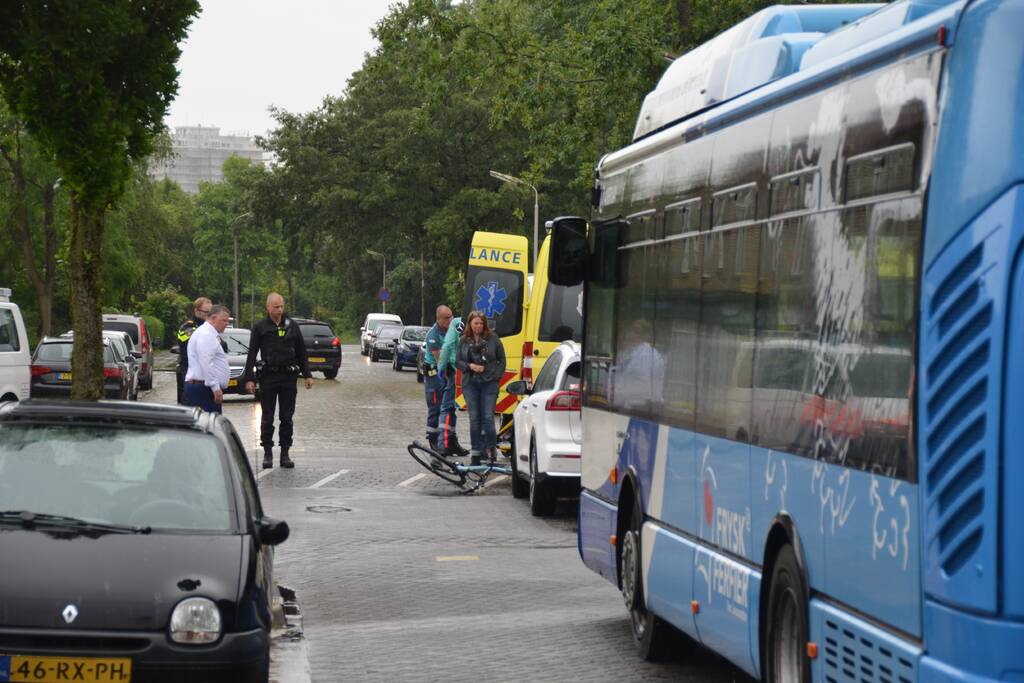 Jongeman gewond bij botsing met auto