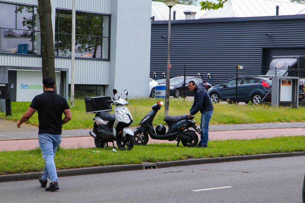 Maaltijdbezorger in aanrijding met bestelwagen