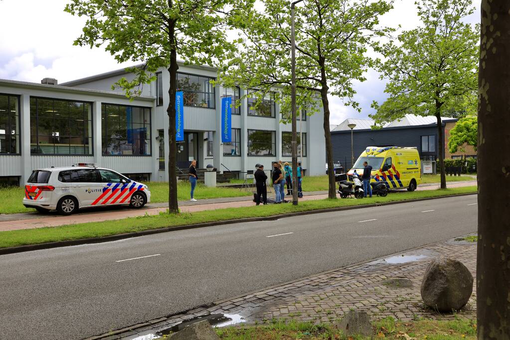 Maaltijdbezorger in aanrijding met bestelwagen