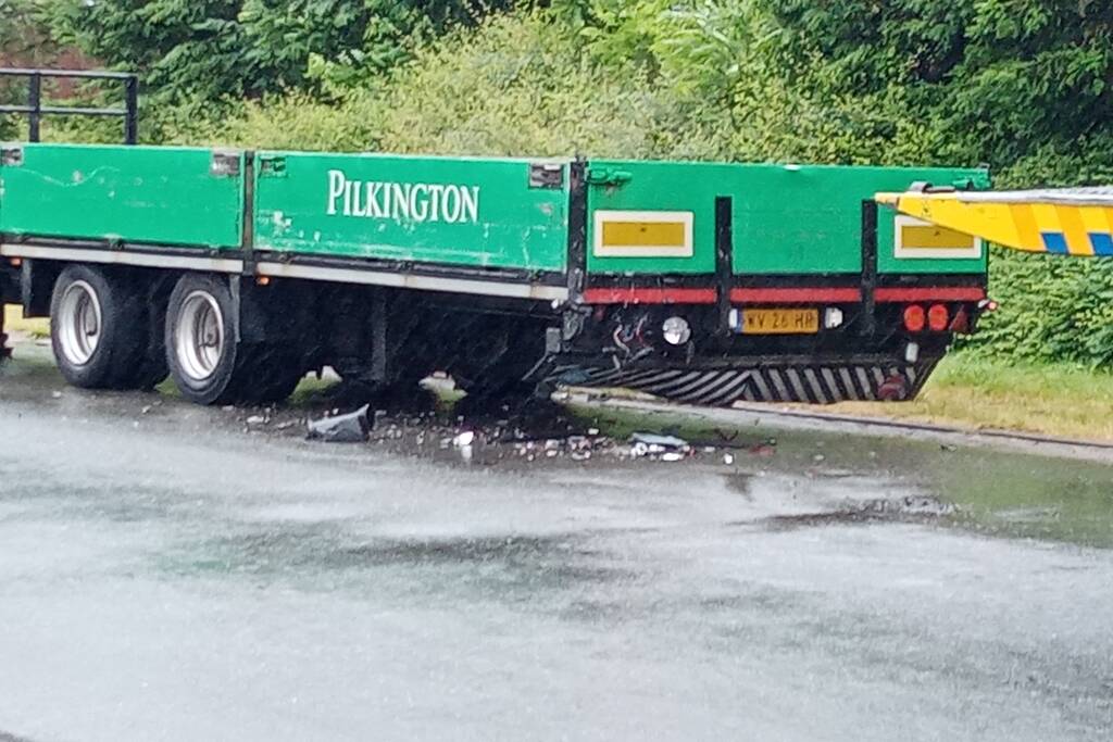 Auto botst op geparkeerde aanhanger