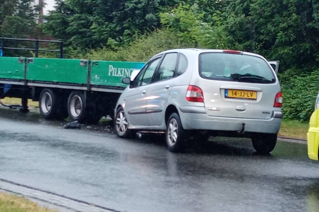 Auto botst op geparkeerde aanhanger